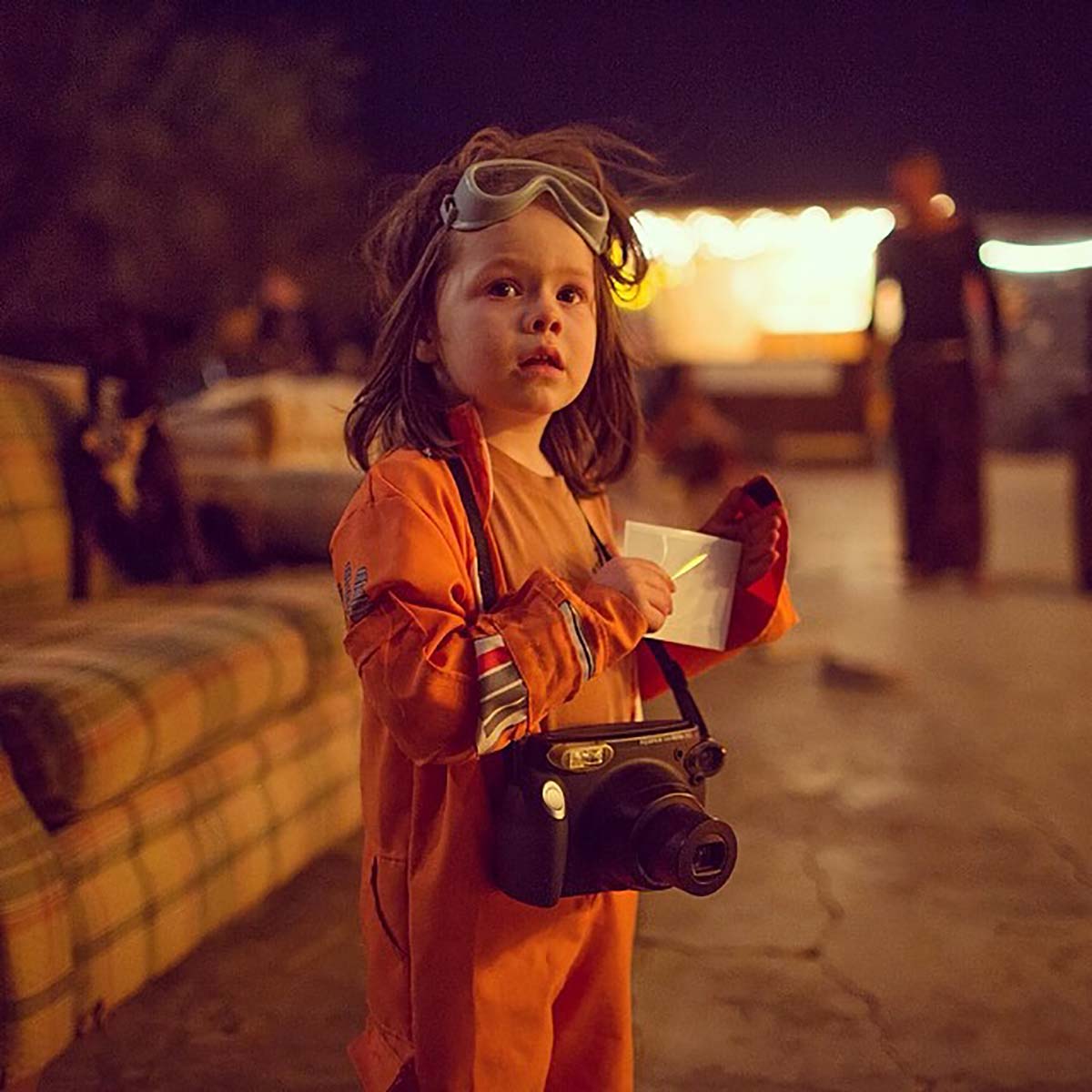 Impossibile Polaroid foto di un mezzo occhio chiuso da una bambina Foto  stock - Alamy